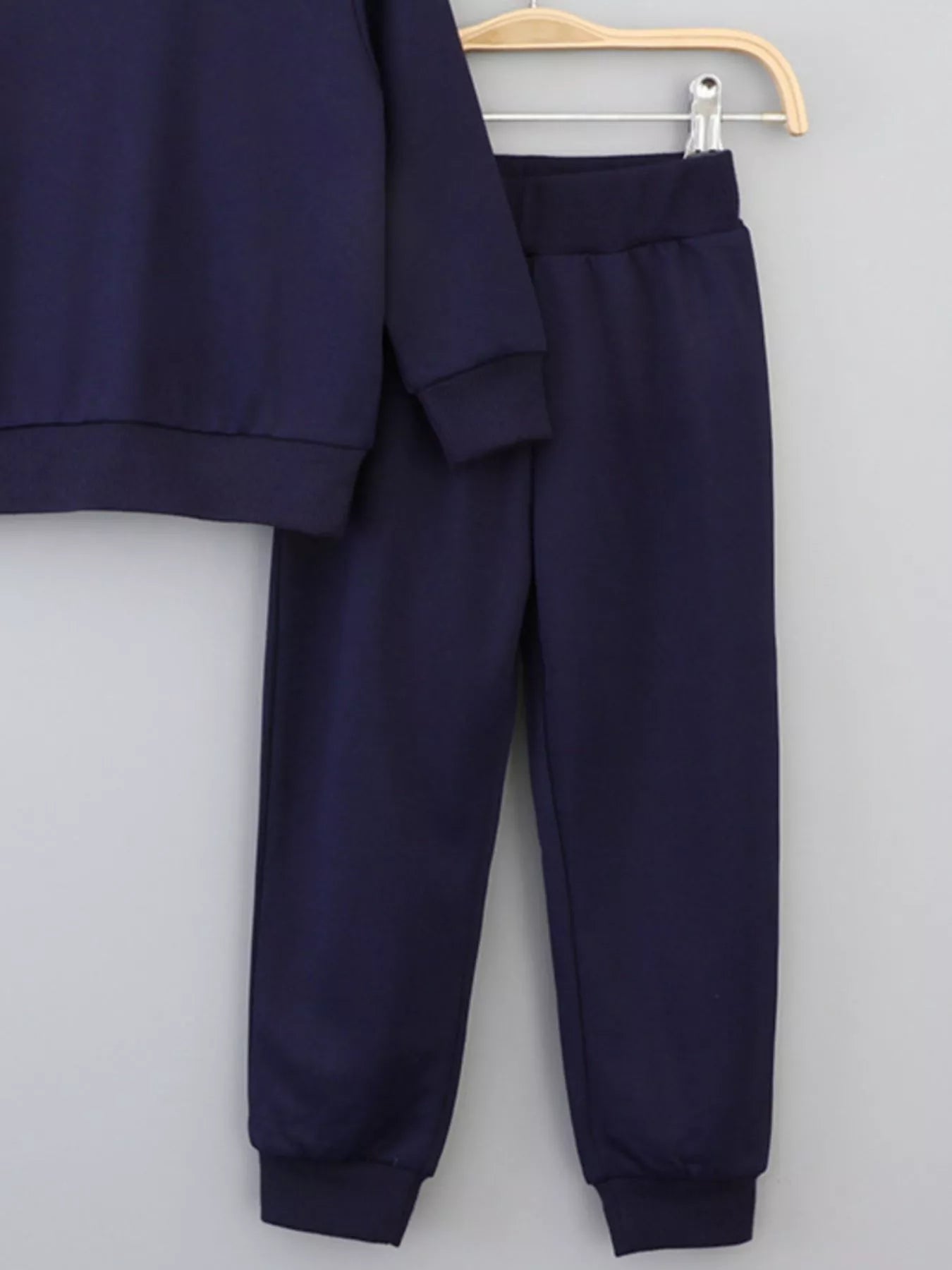 🎨 Détail rapproché du sweat à capuche avec finitions soignées - texture douce du tissu, capuche ajustable et manches longues confortables pour une protection optimale