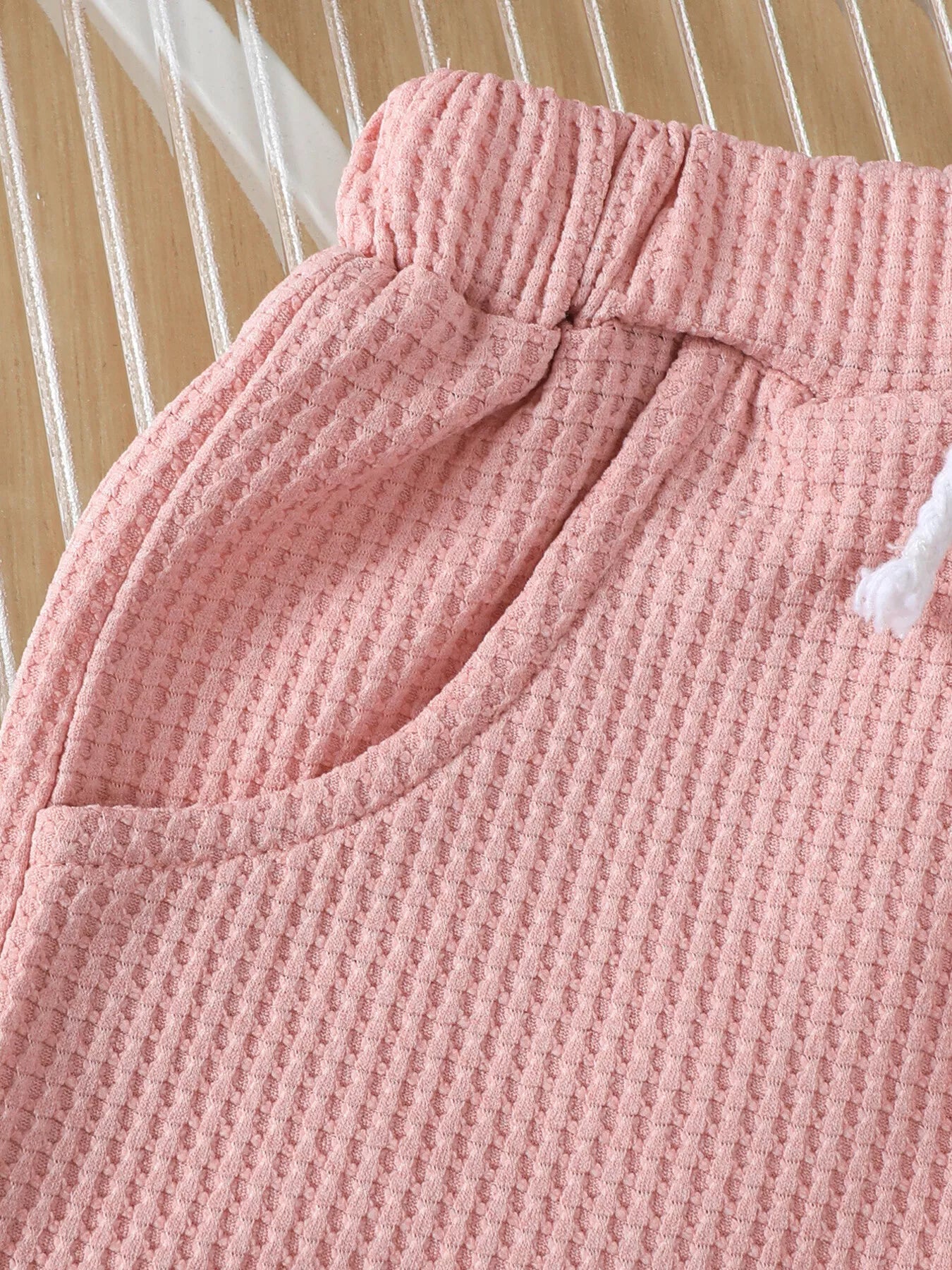 🌼 Détail rapproché du tricot gaufré et des imprimés miel et fleurs - texture tactile agréable avec motifs colorés qui évoquent la douceur de l'été