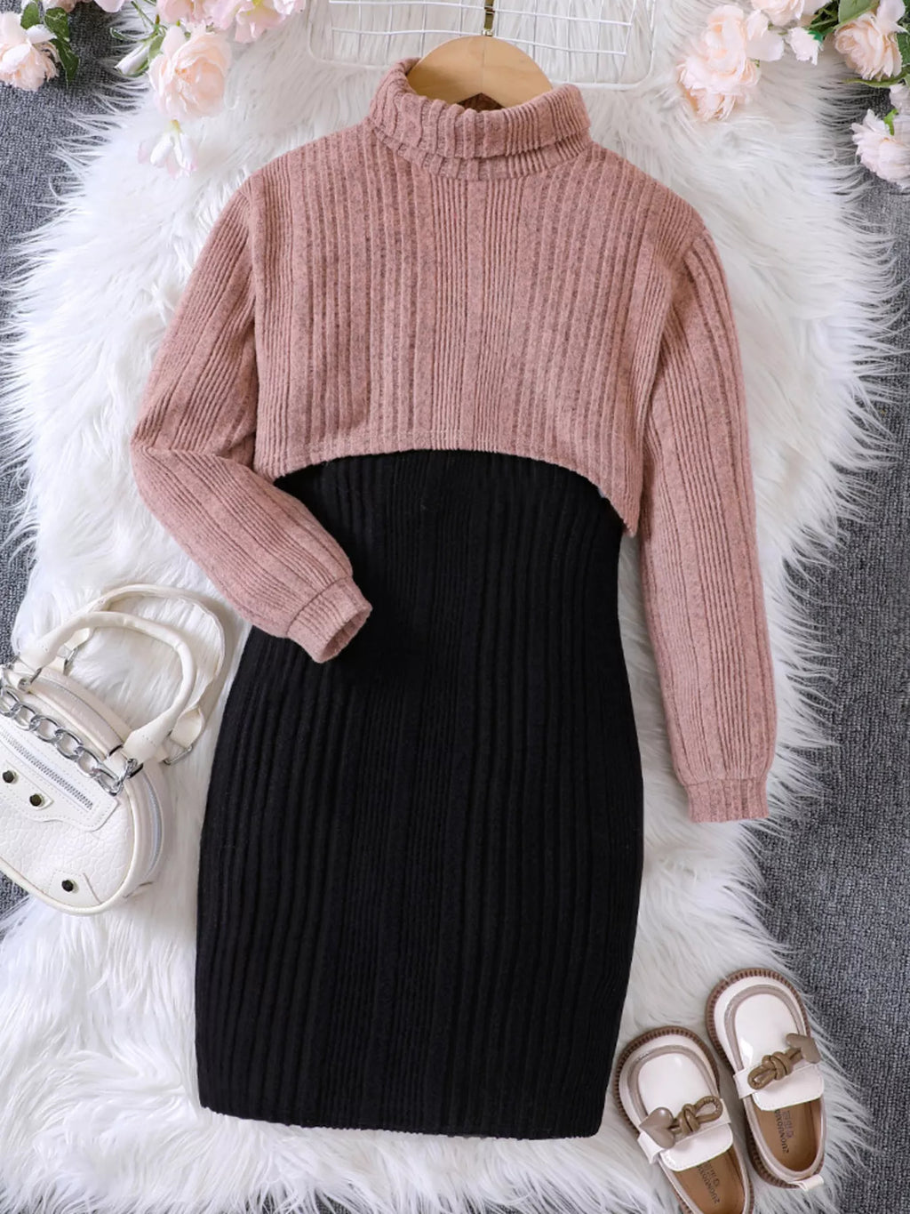 👗 Adorable petite fille portant ensemble robe tricot côtelé bicolore élégante texturée - design moderne sophistiqué contraste couleurs harmonieux - tissu doux extensible confort - silhouette flatteuse féminine - style fashionista tendance - vêtements premium qualité occasions spéciales BabyCoton Suisse
