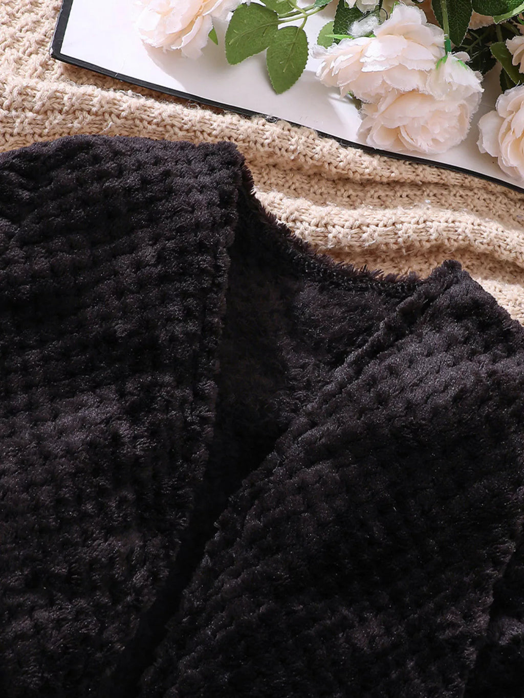 💕 Gros plan détail cardigan doux moelleux texture ultra-douce chaleureuse et robe à carreaux intemporelle champêtre élégante - design cocooning sophistiqué - finitions soignées coutures impeccables - tissus doux confortables - tenue fêtes anniversaires mariages baptêmes BabyCoton
