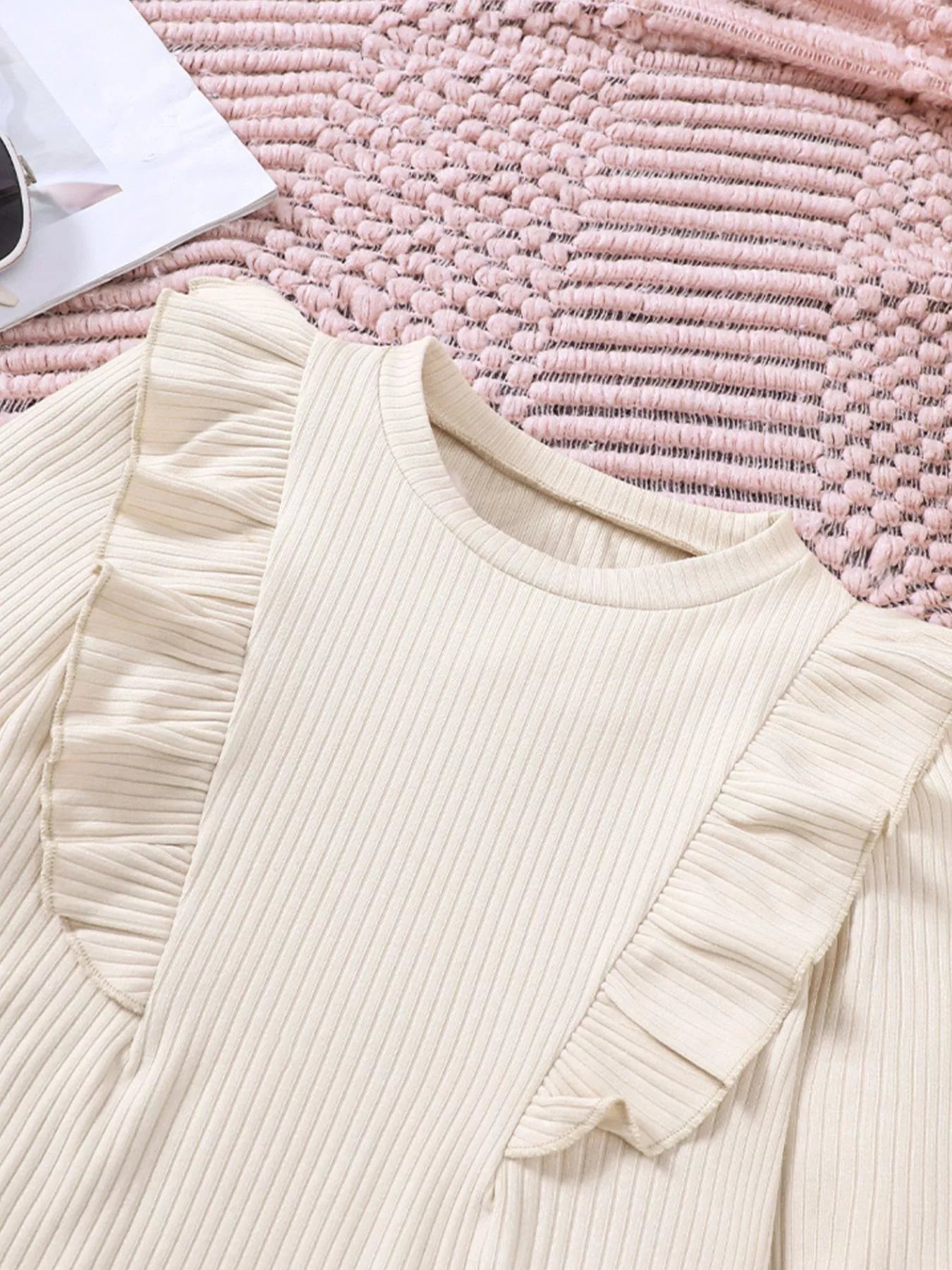 💕 Gros plan détail haut côtelé texture élégante volants romantiques délicats et pantalon velours côtelé luxueux sophistiqué - design charmant raffiné - finitions soignées coutures impeccables - tissus doux confortables - tenue fêtes anniversaires mariages baptêmes BabyCoton
