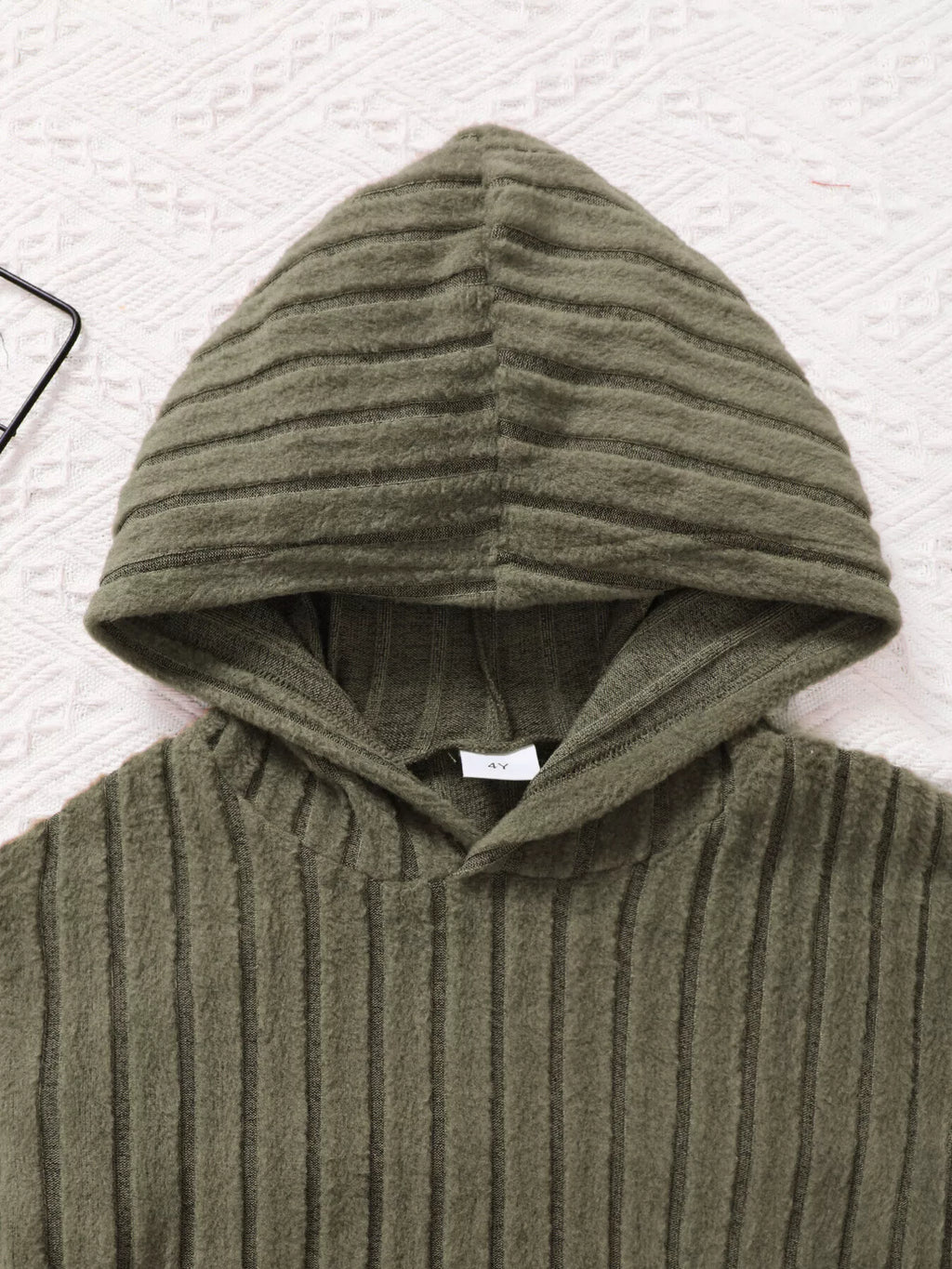 ☁️ Gros plan détail tissu côtelé texturé hoodie enfant - design moderne élégant - douceur ultra-confortable douillett - finitions soignées qualité premium - couleurs douces neutres - tenue automne hiver quotidien BabyCoton
