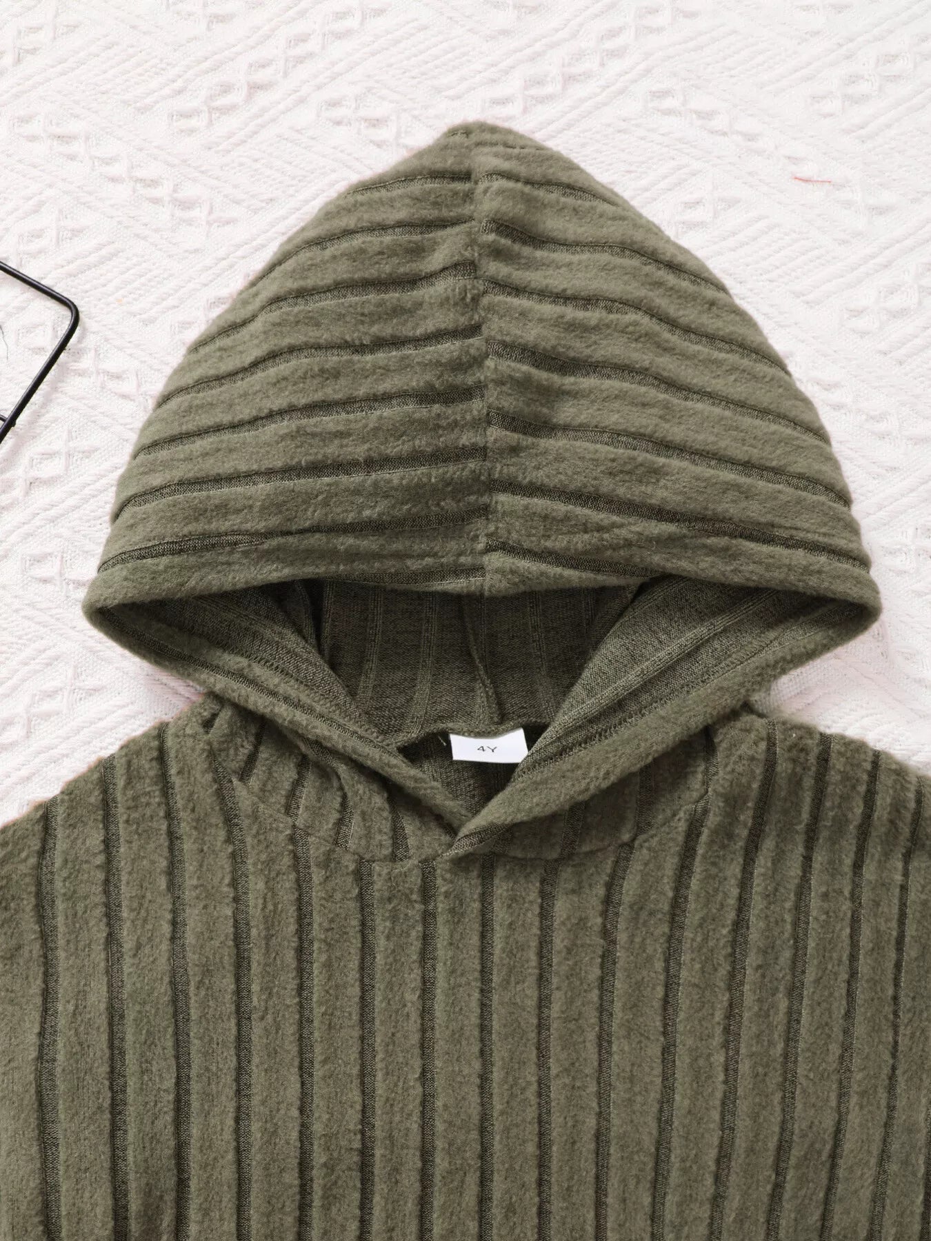 ☁️ Gros plan détail tissu côtelé texturé hoodie enfant - design moderne élégant - douceur ultra-confortable douillett - finitions soignées qualité premium - couleurs douces neutres - tenue automne hiver quotidien BabyCoton

