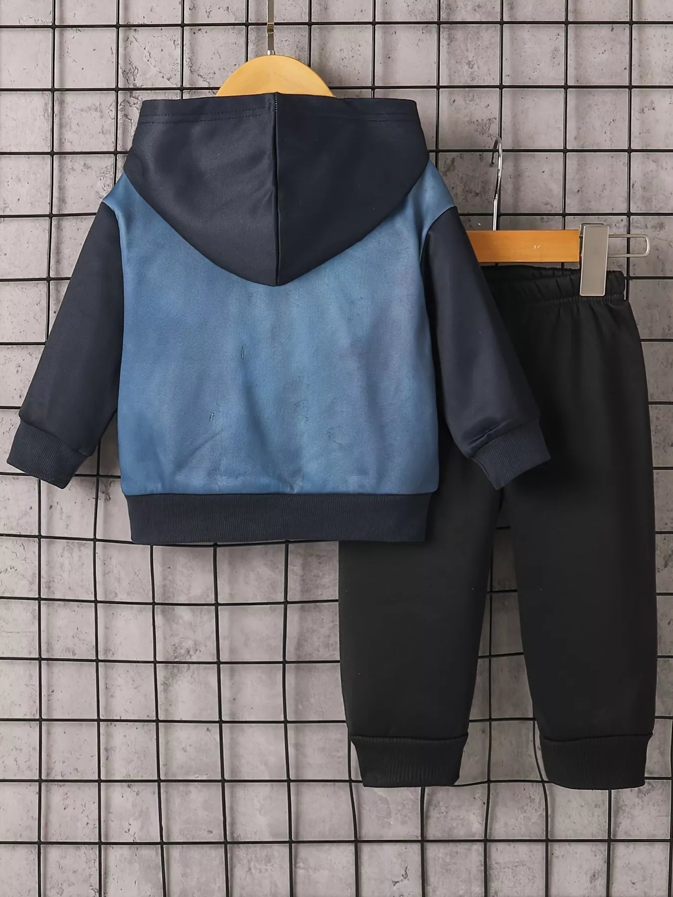 Vue arrière ensemble veste boutonnée capuche et pantalon enfant - coupe moderne ajustée - BabyCoton
