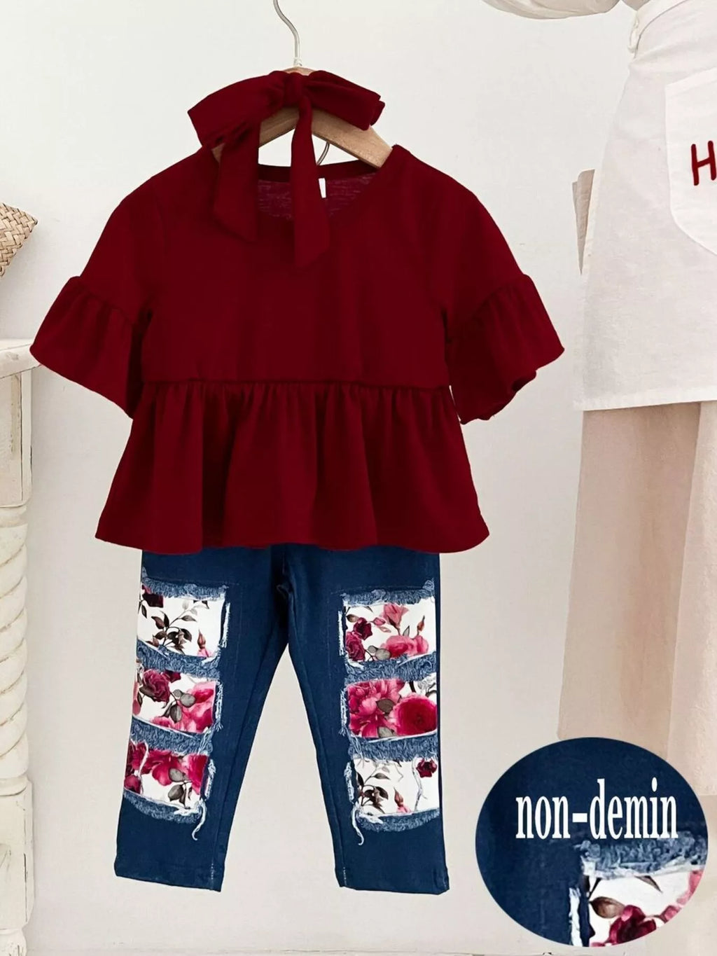 🌸 Petite fille portant un ensemble haut à manches volantées et pantalon patch floral - vue de face montrant les détails romantiques et artisanaux