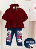 🌸 Petite fille portant un ensemble haut à manches volantées et pantalon patch floral - vue de face montrant les détails romantiques et artisanaux