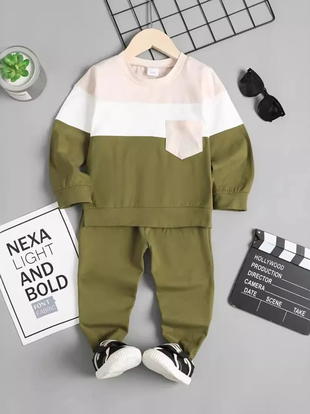 Ensemble 2 pièces haut color block moderne et pantalon pour enfant - vue de face - style tendance dynamique - BabyCoton Suisse
