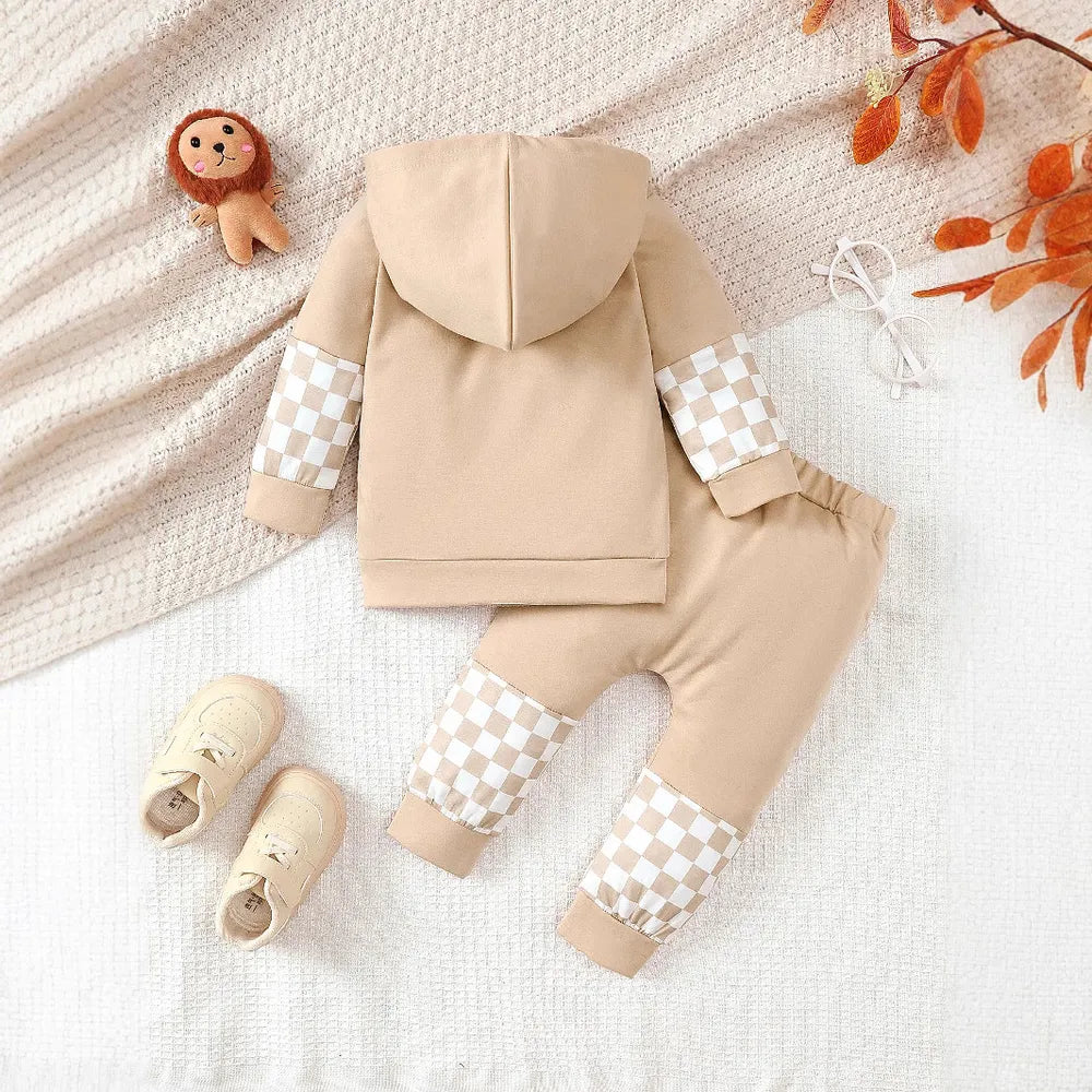 Ensemble complet sweat et pantalon à carreaux porté par enfant - style casual élégant - BabyCoton
