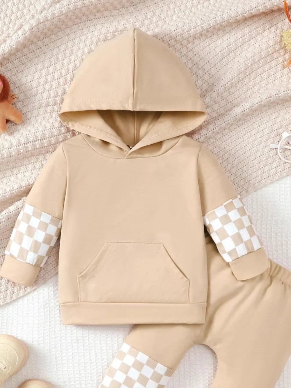 Détail du sweat à carreaux manches longues pour enfant - tissu doux et confortable - BabyCoton Suisse
