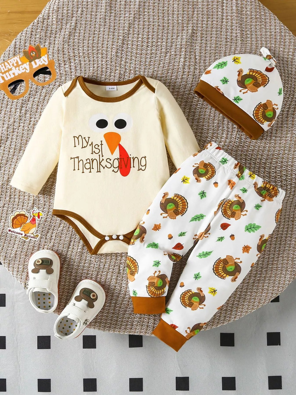 🦃 Adorable bébé portant ensemble 3 pièces Mon 1er Thanksgiving avec dinde graphique festif - tenue complète première fête mémorable - tissu ultra-doux coton peau délicate - couleurs chaudes joyeuses - design unique souvenir précieux - vêtements premium qualité BabyCoton Suisse
