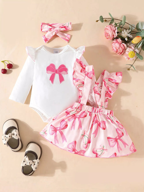  🎀 Petite fille portant un ensemble 3 pièces imprimé nœuds avec volants - vue de face montrant la coordination adorable et les détails romantiques qui charment
