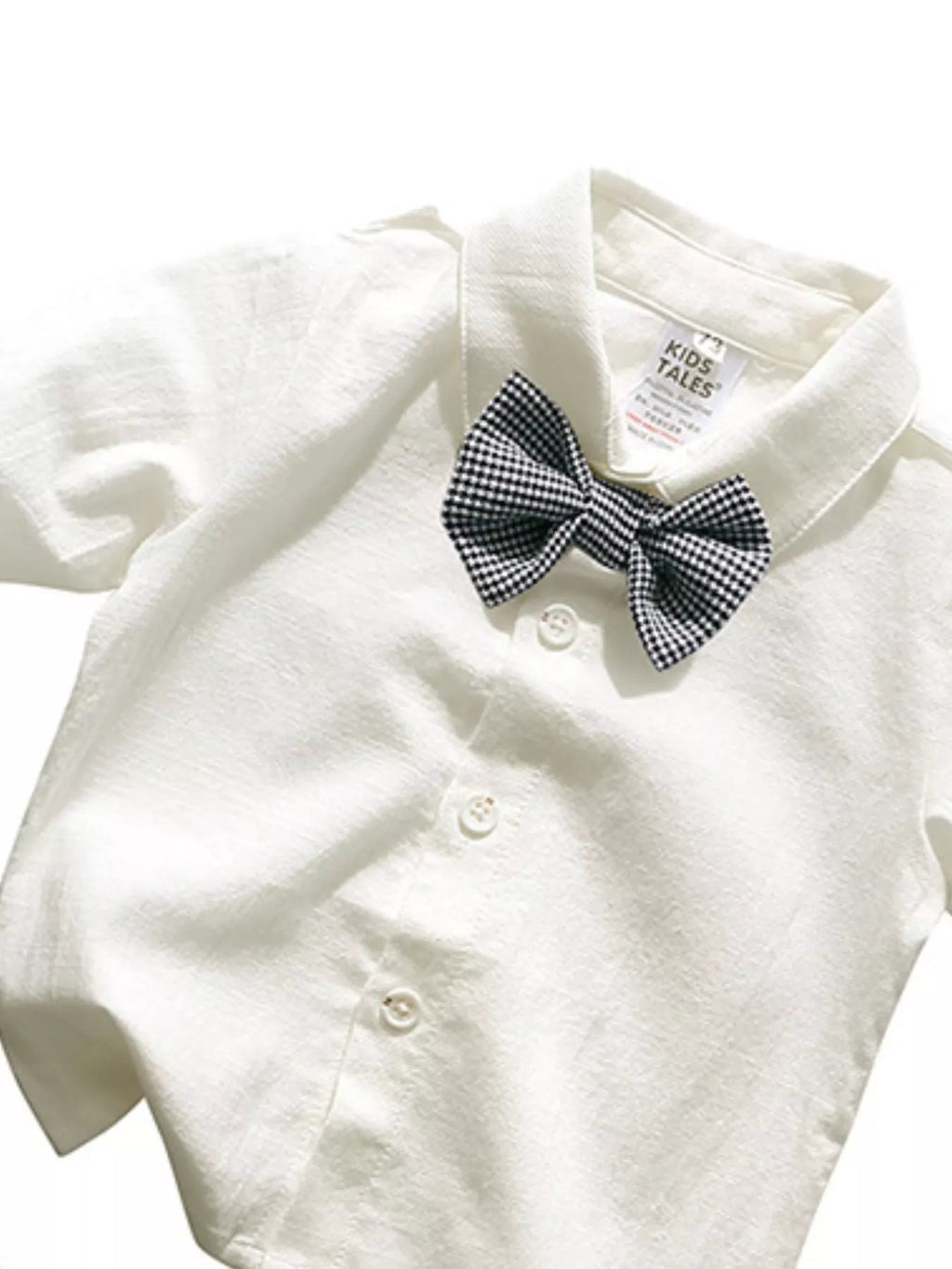 🎨 Gros plan détail chemise boutonnée classique élégante et salopette vintage rétro chic - bretelles ajustables pratiques - boutons qualité résistants - finitions soignées coutures impeccables - tissu doux respirant - tenue mariages baptêmes communions BabyCoton
