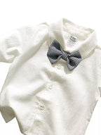 🎨 Gros plan détail chemise boutonnée classique élégante et salopette vintage rétro chic - bretelles ajustables pratiques - boutons qualité résistants - finitions soignées coutures impeccables - tissu doux respirant - tenue mariages baptêmes communions BabyCoton
