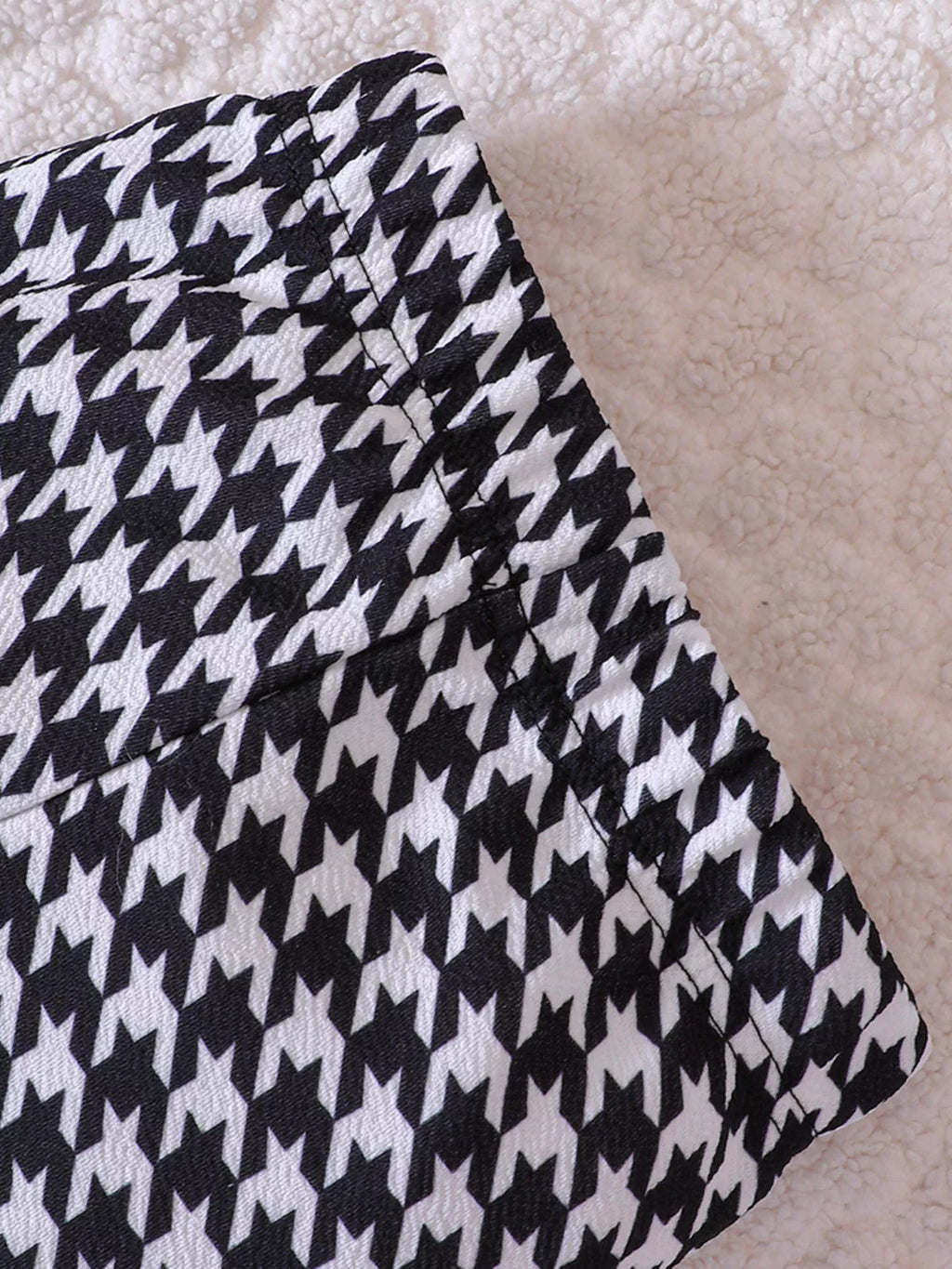 ✨ Détail final ensemble complet 2 pièces élégant pantalon pied-de-poule classique intemporel sophistiqué - tissu doux confortable optimal - design chic raffiné harmonieux - motif pied-de-poule élégant - finitions qualité exceptionnelle coutures impeccables - vêtements premium enfant élégant occasions spéciales BabyCoton Suisse
