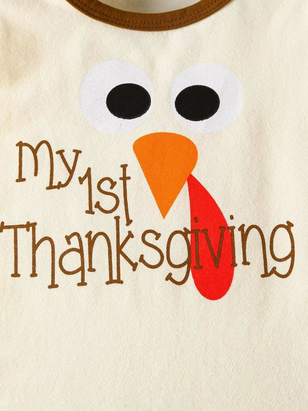 🍂 Gros plan détail graphique Mon 1er Thanksgiving dinde adorable sur body bébé - design festif mémorable unique - finitions soignées qualité premium - couleurs chaudes automne - tenue première célébration photos souvenirs BabyCoton
