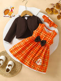 🦃 Adorable petite fille portant ensemble robe à carreaux champêtre avec dinde brodée artisanale fait main et nœud élégant 3 pièces - tenue festive Thanksgiving automne - style champêtre chic intemporel - qualité premium confort douceur - vêtements occasions spéciales BabyCoton Suisse
