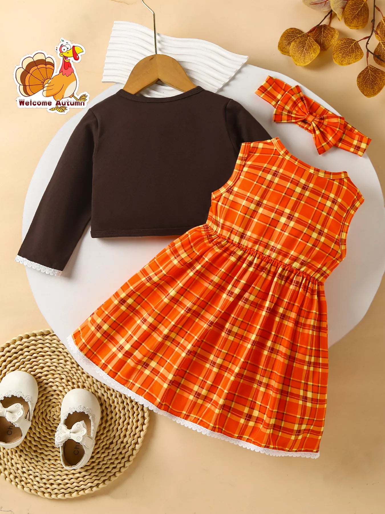 👗 Vue arrière complète ensemble 3 pièces robe carreaux dinde brodée avec accessoires coordonnés bandeau nœud - tenue festive automne Thanksgiving élégante - style champêtre chic - confort tissu doux - vêtements premium fille BabyCoton Suisse
