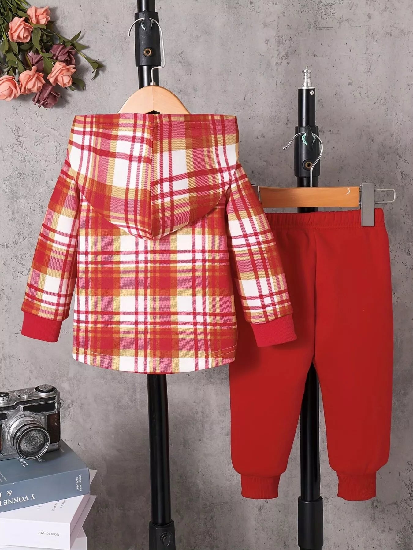🎨 Vue complète ensemble veste boutonnée capuche et pantalon à carreaux enfant - look casual chic décontracté - vêtements premium BabyCoton Suisse
