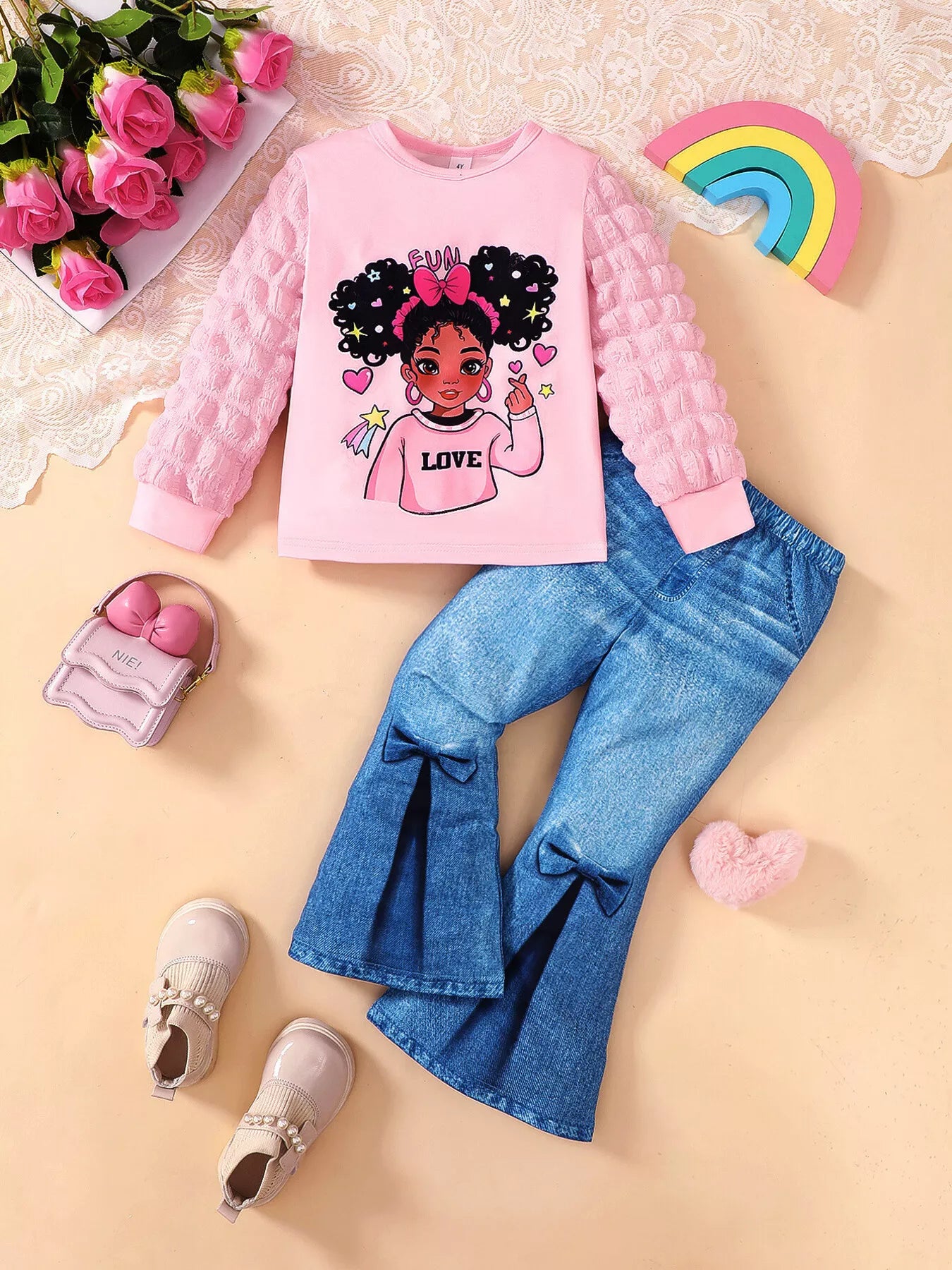 👖 Adorable petite fille portant ensemble haut graphique manches longues moderne et jean évasé flare rétro tendance - design vintage chic fashionista - coupe flatteuse élégante - tissu doux confortable - style décontracté féminin - vêtements premium qualité BabyCoton Suisse
