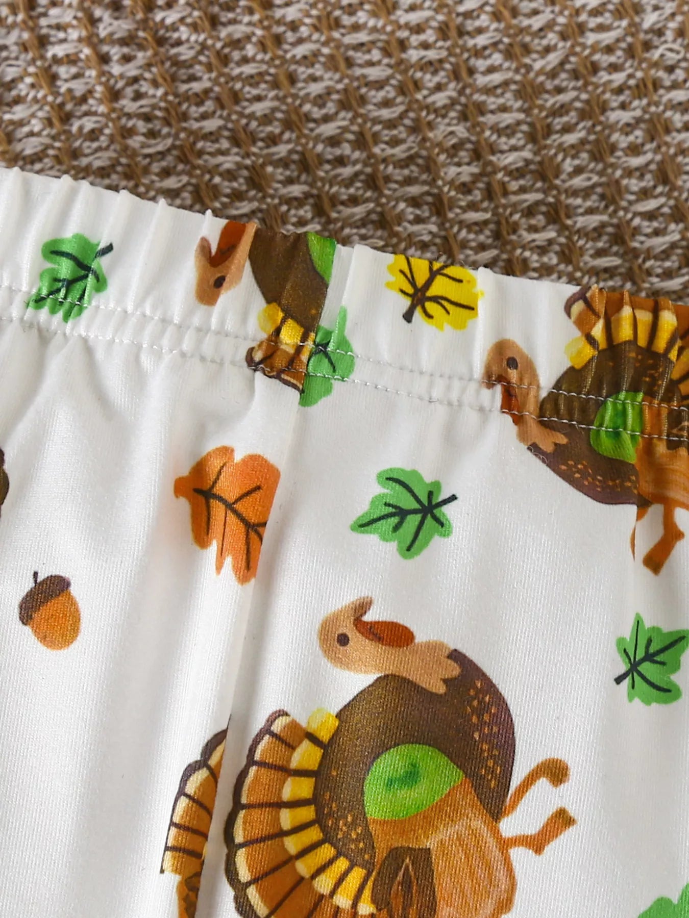 ✨ Détail final ensemble complet 3 pièces Mon 1er Thanksgiving dinde adorable coordonné - tissu ultra-doux coton confort optimal peau délicate - graphique festif mémorable - couleurs chaudes joyeuses - finitions qualité exceptionnelle - vêtements premium première fête bébé BabyCoton Suisse
