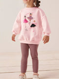  🩰 Petite fille portant un ensemble sweat ballerine et leggings coordonnés - vue de face montrant les motifs gracieux de danseuses qui inspirent rêves et élégance