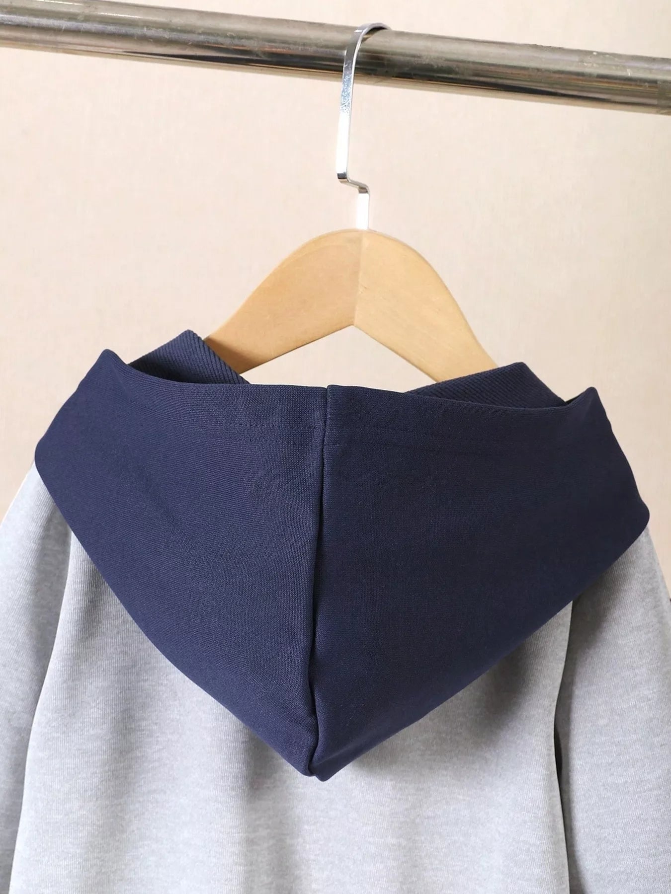 ✨ Détail final ensemble complet hoodie football graphique sportif et pantalon coordonné - design dynamique motivant passion ballon - tissu ultra-doux confort athlétique optimal - couleurs énergiques vives - finitions qualité exceptionnelle résistante jeu - vêtements premium petit champion BabyCoton Suisse
