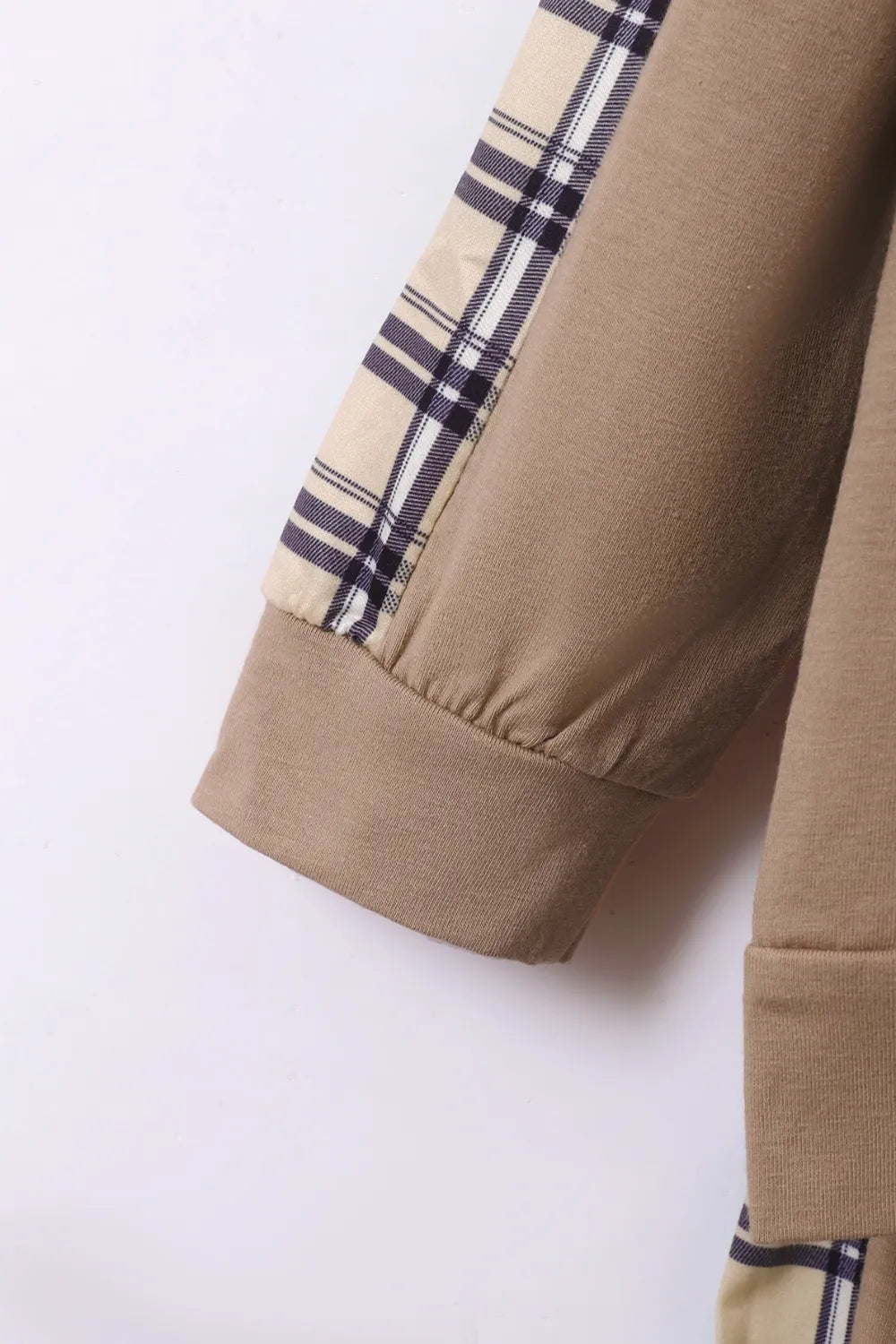  Détail du hoodie à carreaux coordonné montrant la qualité du tissu