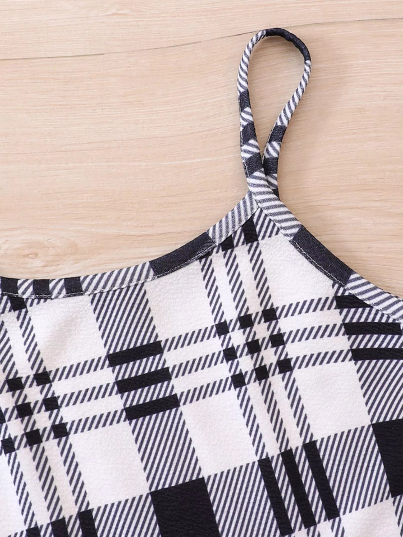 💕 Gros plan détail motif à carreaux intemporel champêtre chic sur robe manches longues - design classique élégant - finitions soignées coutures impeccables - tissu doux respirant - tenue école quotidien occasions spéciales BabyCoton
