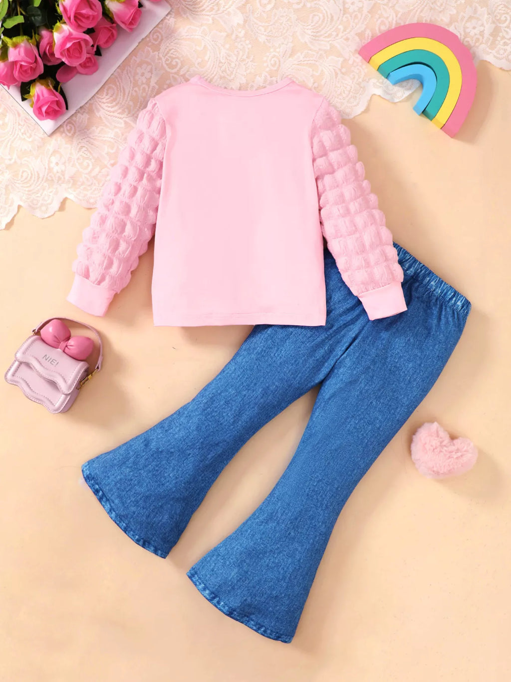 💕 Vue complète ensemble haut graphique et jean évasé flare coordonné fille - coupe flatteuse silhouette élégante féminine - tissu doux confortable - style rétro chic vintage - confort absolu liberté mouvement - vêtements premium BabyCoton Suisse
