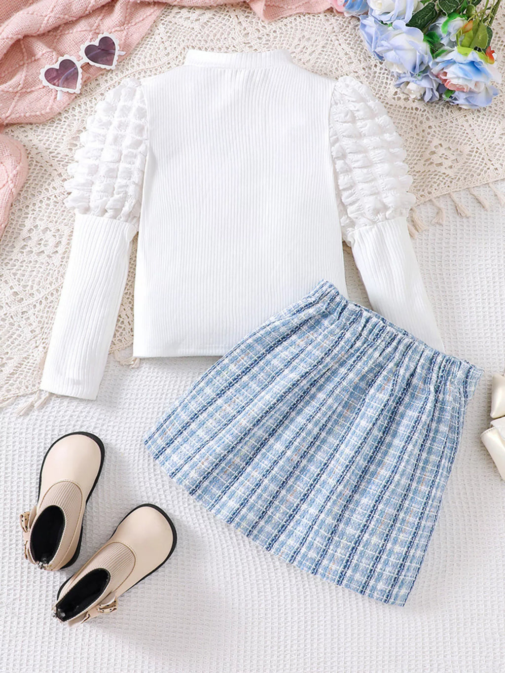 🌾 Vue complète ensemble 2 pièces haut manches bouffantes jupe à carreaux coordonnée fille - coupe flatteuse silhouette élégante féminine - tissu doux confortable - design romantique champêtre chic - style polyvalent printemps été - vêtements premium BabyCoton Suisse
