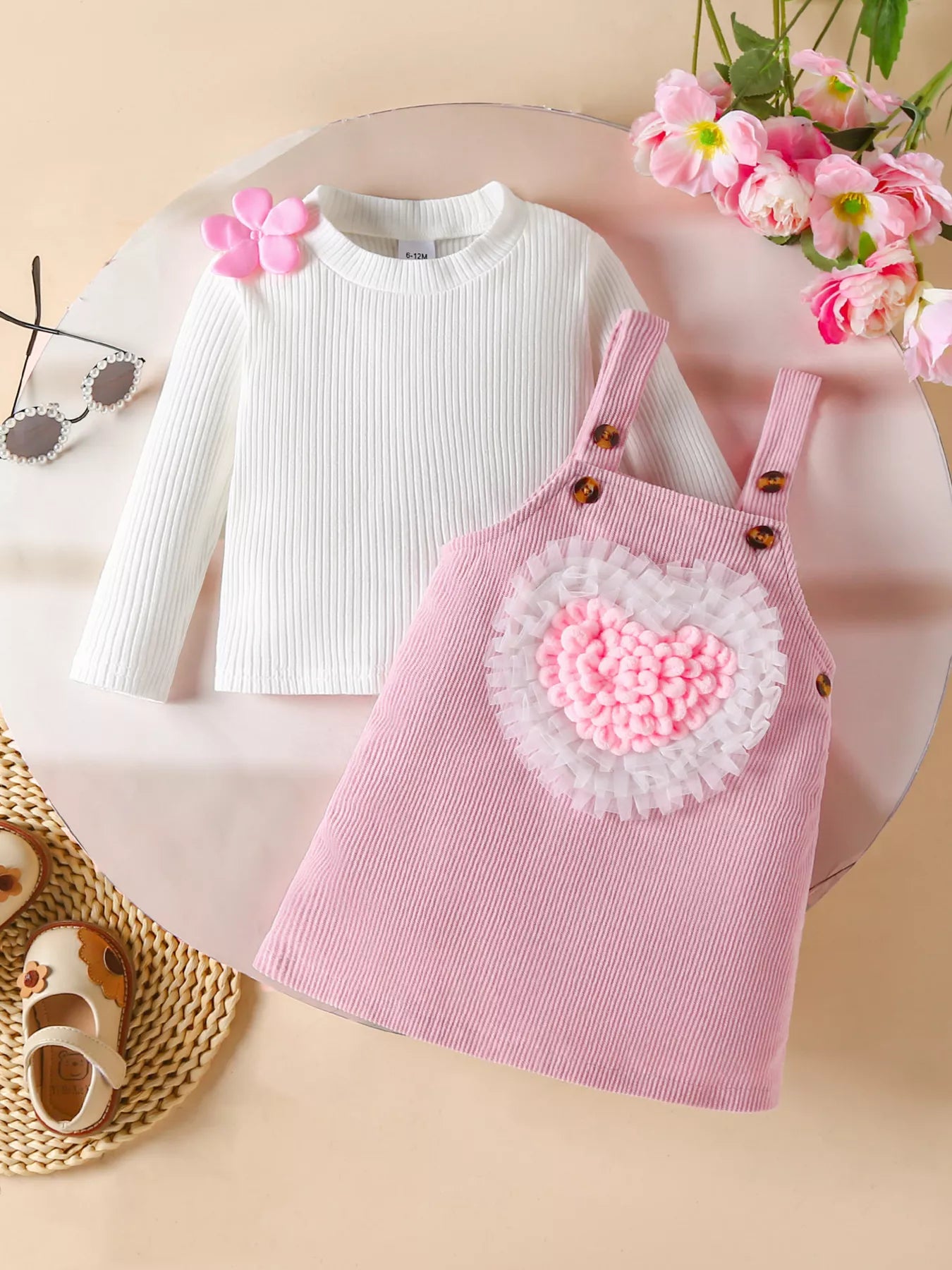 ✨ Le charme vintage qui fait fondre les cœurs ✨

💕 Une histoire de douceur et de style intemporel

Vous vous souvenez de ces photos d'enfance que vous chérissez tant ? Celles où vous portiez cette robe adorable qui vous faisait sentir spéciale ? C'est exactement ce sentiment que cet ensemble offre à votre petite fille. La salopette en velours côtelé doux, ornée d'un petit cœur, devient instantanément sa tenue préférée.