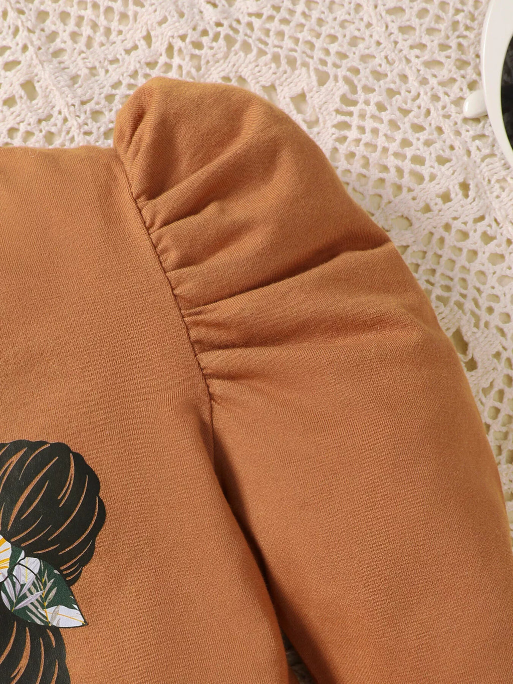 🎨 Gros plan détail haut graphique tendance moderne et pantalon floral - design bohème élégant - motifs floraux délicats romantiques - finitions soignées qualité premium - couleurs harmonieuses fraîches - tenue printemps été sorties BabyCoton
