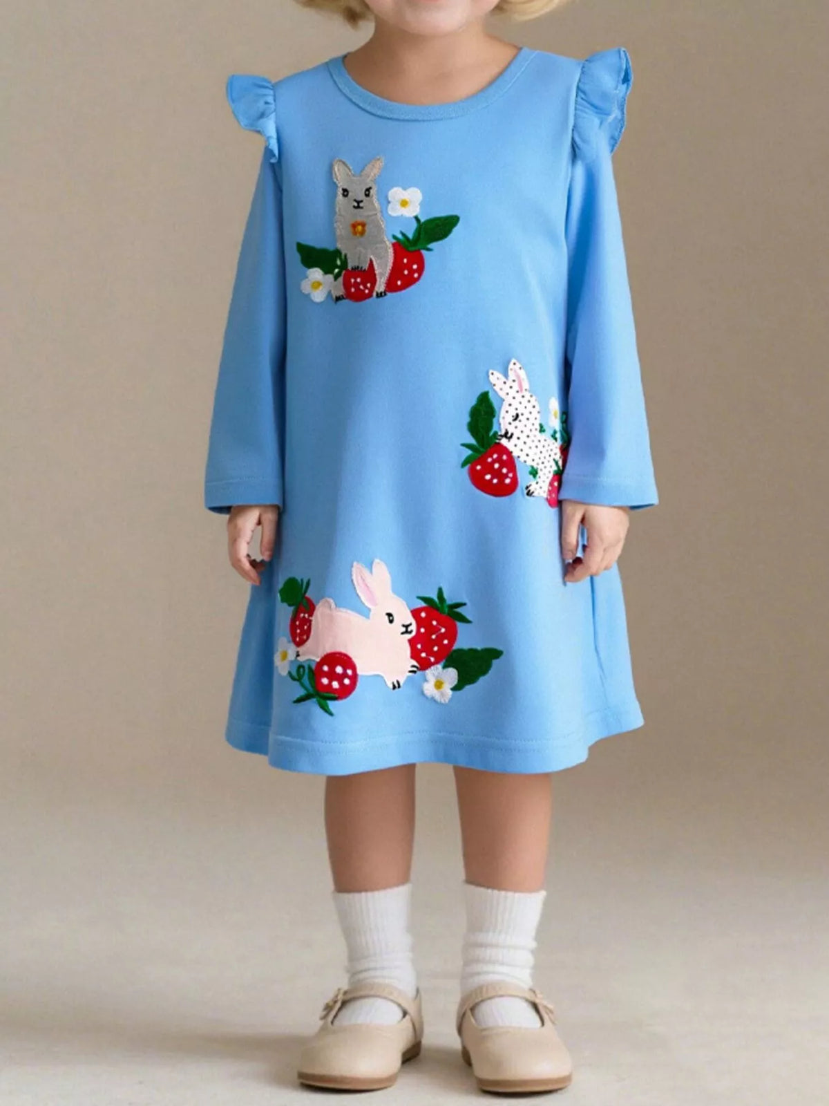 Robe lapin et fraises manches longues avec volants pour fille - vue de face - 100% coton - tenue printanière adorable - BabyCoton Suisse
