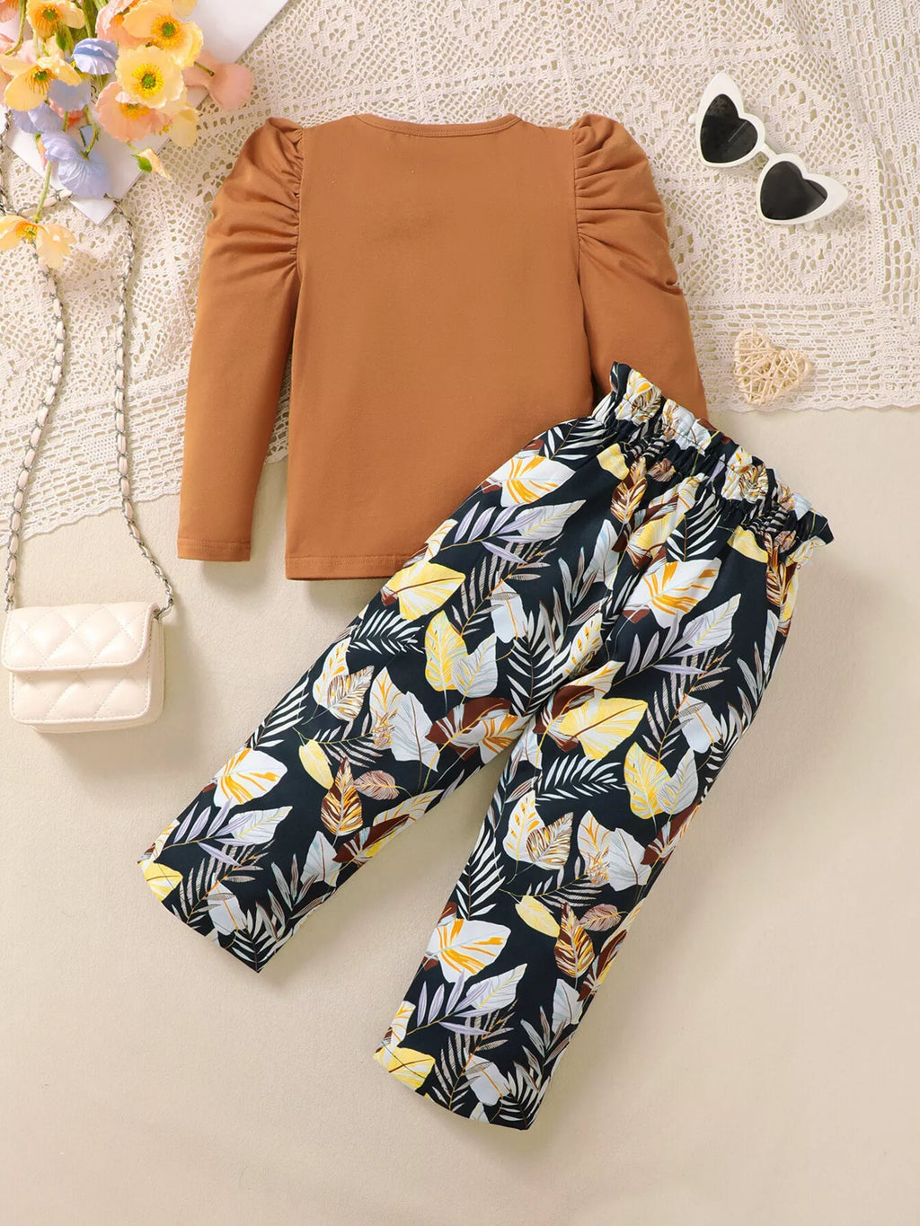 🌟 Vue arrière ensemble haut graphique moderne et pantalon floral élégant - coupe confortable flatteuse - finitions soignées détails premium - style bohème chic féminin - tenue printemps été occasions - vêtements fille BabyCoton
