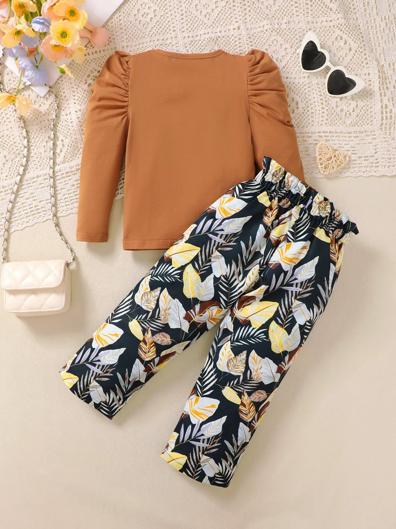 🌟 Vue arrière ensemble haut graphique moderne et pantalon floral élégant - coupe confortable flatteuse - finitions soignées détails premium - style bohème chic féminin - tenue printemps été occasions - vêtements fille BabyCoton
