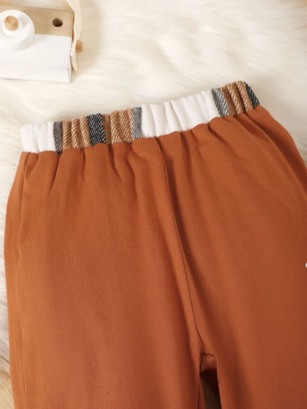 Vue arrière ensemble color block enfant - pantalon coordonné et coupe ajustée - vêtements premium BabyCoton
