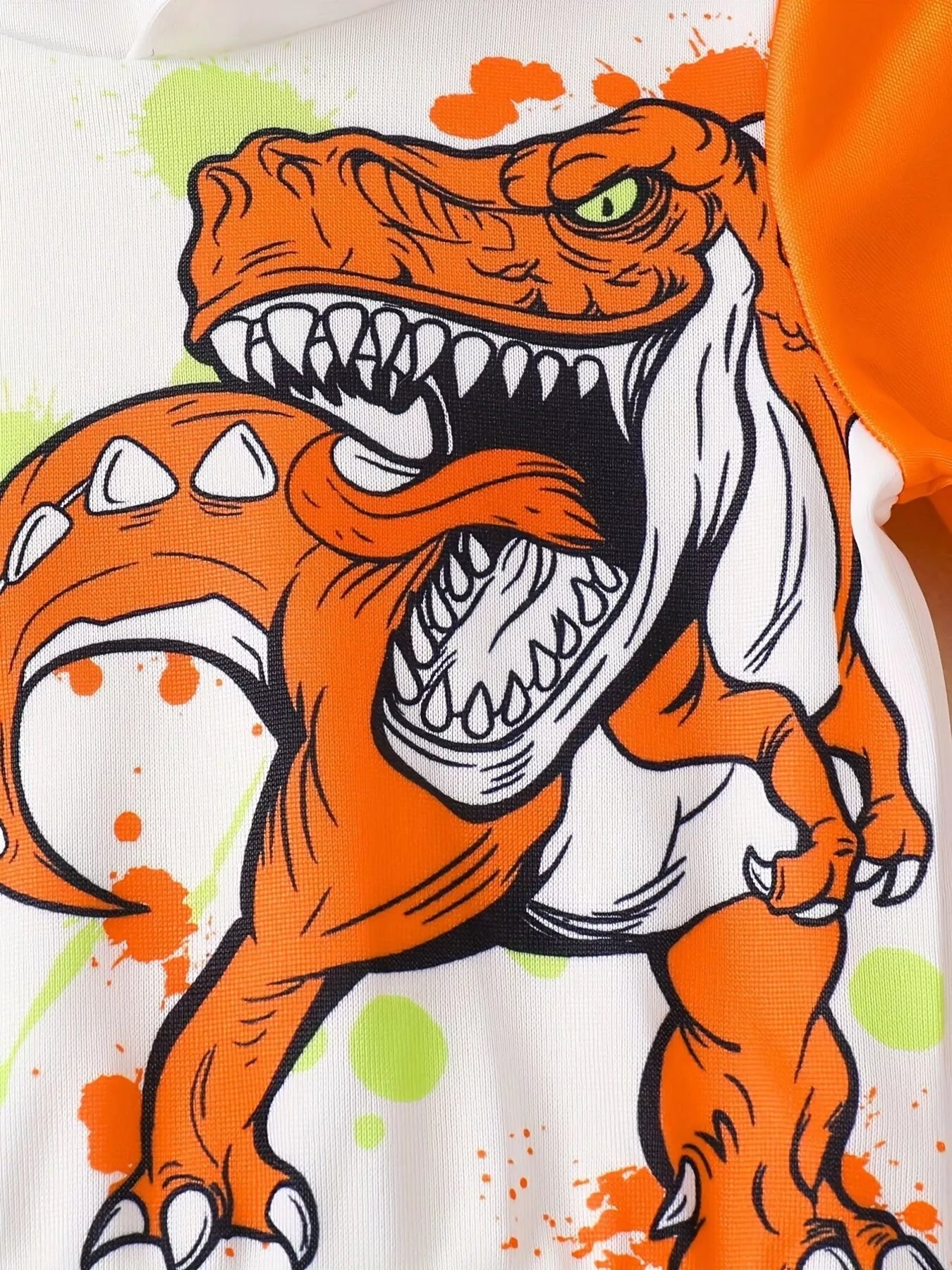Détail hoodie avec motif dinosaure pour enfant - design passionné et confortable - BabyCoton Suisse
