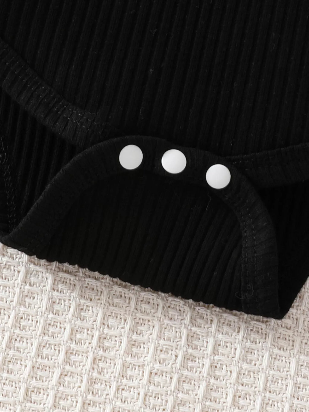 🎨 Gros plan détail pantalon à carreaux adorable champêtre et bandeau coordonné bébé fille - motif intemporel élégant - boutons-pression pratiques changes faciles - finitions soignées qualité premium - tissu doux respirant - tenue quotidien occasions spéciales BabyCoton
