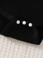 🎨 Gros plan détail pantalon à carreaux adorable champêtre et bandeau coordonné bébé fille - motif intemporel élégant - boutons-pression pratiques changes faciles - finitions soignées qualité premium - tissu doux respirant - tenue quotidien occasions spéciales BabyCoton
