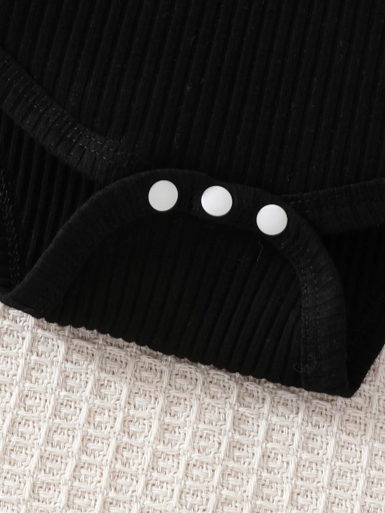 🎨 Gros plan détail pantalon à carreaux adorable champêtre et bandeau coordonné bébé fille - motif intemporel élégant - boutons-pression pratiques changes faciles - finitions soignées qualité premium - tissu doux respirant - tenue quotidien occasions spéciales BabyCoton
