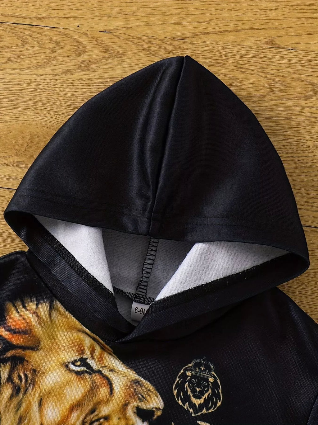 👑 Gros plan détail imprimé Roi Lion majestueux sur hoodie enfant - graphique savane africaine puissant - design inspirant courage confiance - finitions soignées qualité premium - couleurs vibrantes résistantes lavage - tenue quotidien école garderie BabyCoton
