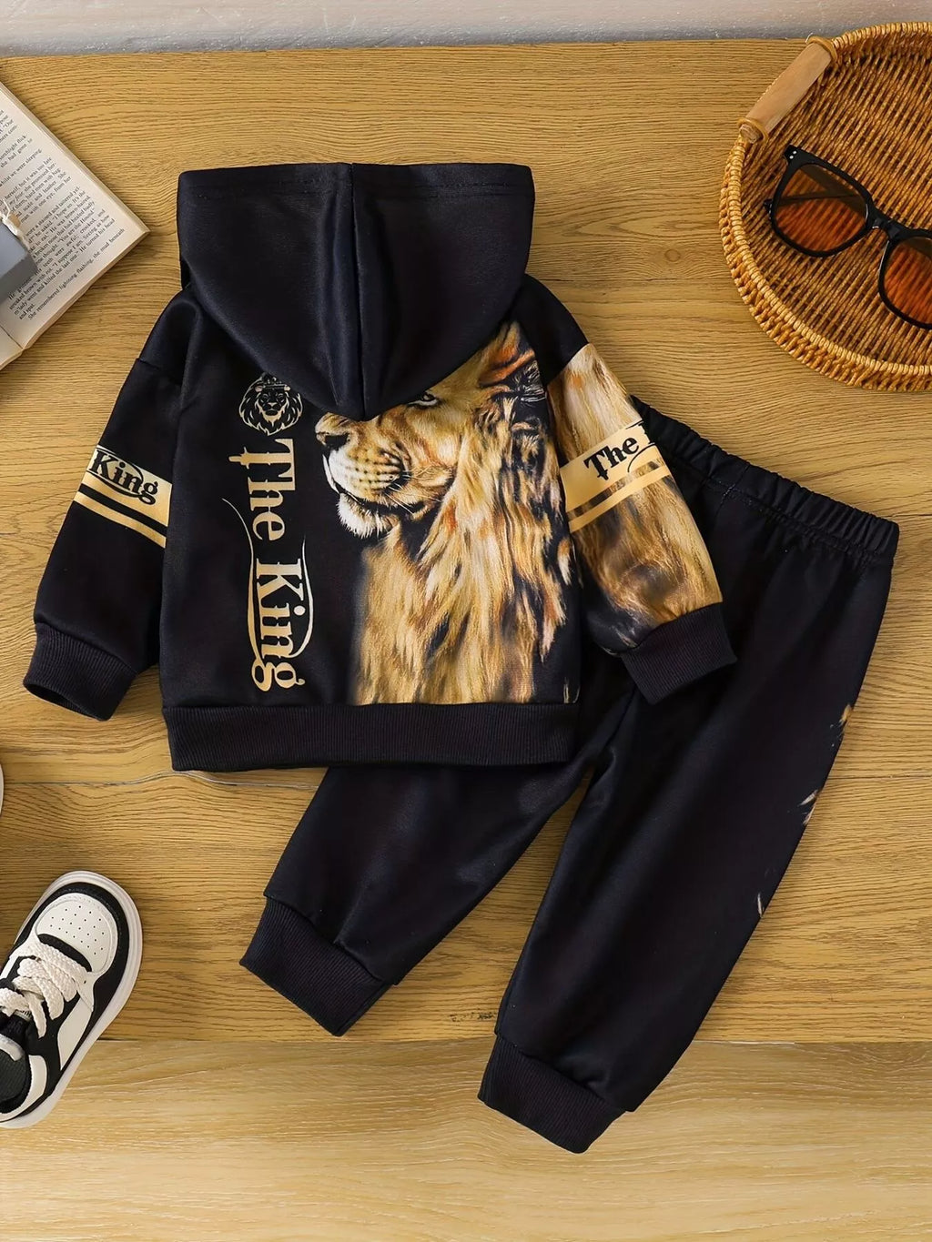 🦁 Vue arrière ensemble hoodie Roi Lion imprimé majestueux et pantalon - coupe flatteuse confortable - finitions soignées détails premium - style sauvage aventurier - tenue quotidien sorties parc - vêtements enfant BabyCoton
