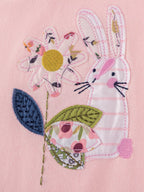 🌼 Détail rapproché des imprimés floraux sur le sweat - fleurs colorées et romantiques sur tissu doux et confortable, parfait pour toutes les saisons