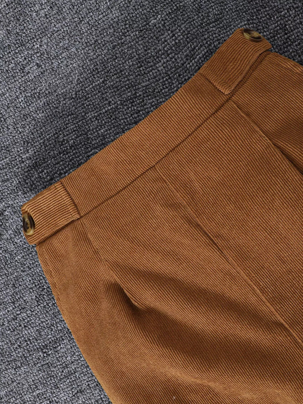 ✨ Détail final vue au niveau de la ceinture ensemble côtelé texture élégante volants romantiques délicats pantalon velours côtelé luxueux sophistiqué - tissus doux confortables chaleur optimal - design texturé raffiné harmonieux - détails volantés féminins - finitions qualité exceptionnelle coutures impeccables - vêtements premium petite fille élégante romantique BabyCoton Suisse
