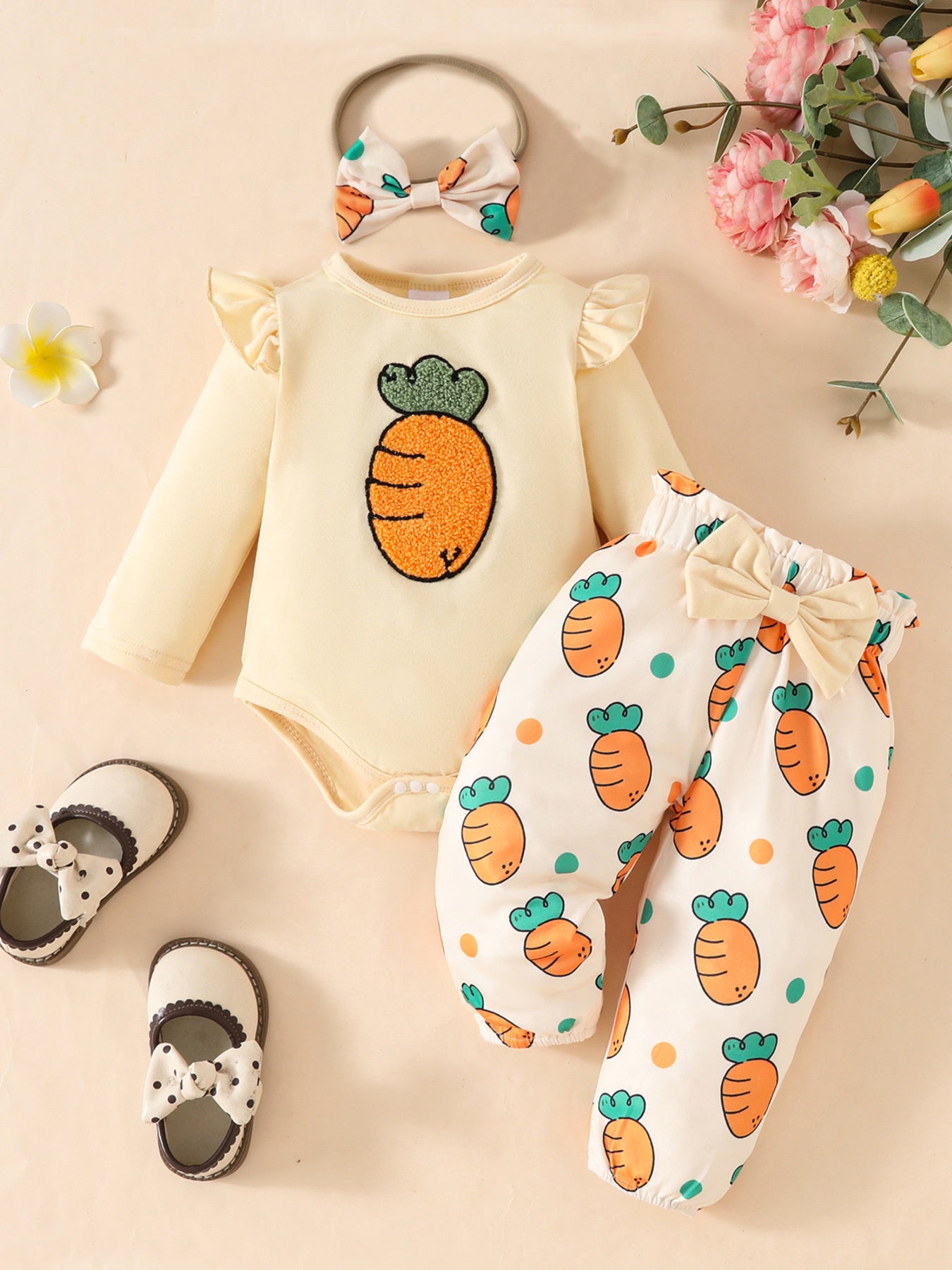 Ensemble 3 pièces bébé fille carottes - body crème manches longues volantées romantiques grande carotte brodée orange texturée poitrine, pantalon blanc carottes cartoon colorées points verts nœud taille, bandeau carottes assorti - tenue Pâques printemps bébé 0-18 mois - BabyCoton
