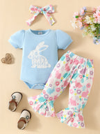 Ensemble 3 pièces bébé fille Pâques - body manches courtes bouffantes bleu ciel lapin blanc silhouette texte Happy Easter cursif, pantalon évasé blanc lapins colorés roses turquoise violets et fleurs printanières, bandeau fleuri assorti - tenue Pâques bébé 0-18 mois - BabyCoton
