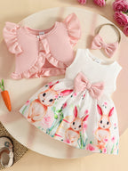 Ensemble 3 pièces bébé fille Pâques - robe sans manches blanche grand nœud rose texturé jupe imprimée lapins aquarelle roses roses, boléro rose volants manches papillon, bandeau nœud rose assorti - tenue cérémonie bébé 0-24 mois - BabyCoton
