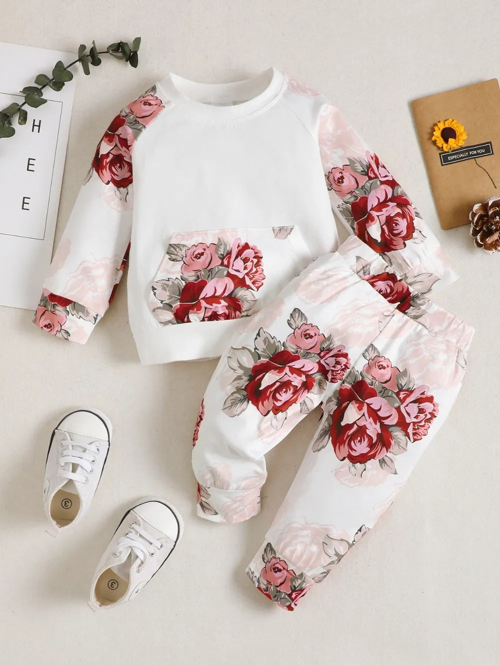 Ensemble 2 pièces haut floral délicat et pantalon pour enfant - vue de face - style charme fleuri - BabyCoton Suisse
