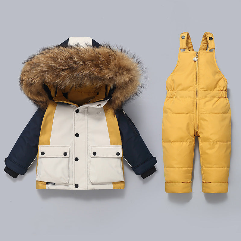"Ensemble hiver 2 pièces pour enfant : doudoune matelassée tricolore vert foncé, beige et noir avec capuche bordée de fourrure synthétique marron et grandes poches 🧥 + salopette rembourrée vert foncé avec bretelles ajustables et fermeture éclair ⛷️ - tenue ultra-chaude en duvet de canard pour affronter l'hiver suisse, disponible chez BabyCoton ❄️"