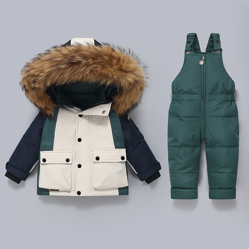 "Ensemble hiver 2 pièces pour enfant : doudoune matelassée tricolore vert foncé, beige et noir avec capuche bordée de fourrure synthétique marron et grandes poches 🧥 + salopette rembourrée vert foncé avec bretelles ajustables et fermeture éclair ⛷️ - tenue ultra-chaude en duvet de canard pour affronter l'hiver suisse, disponible chez BabyCoton ❄️"